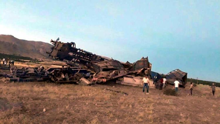 Elazığ’da yük treni devrildi: 2 ölü