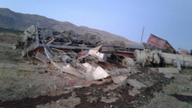 Elazığda yük treni devrildi: 2 ölü- ek fotoğraflar