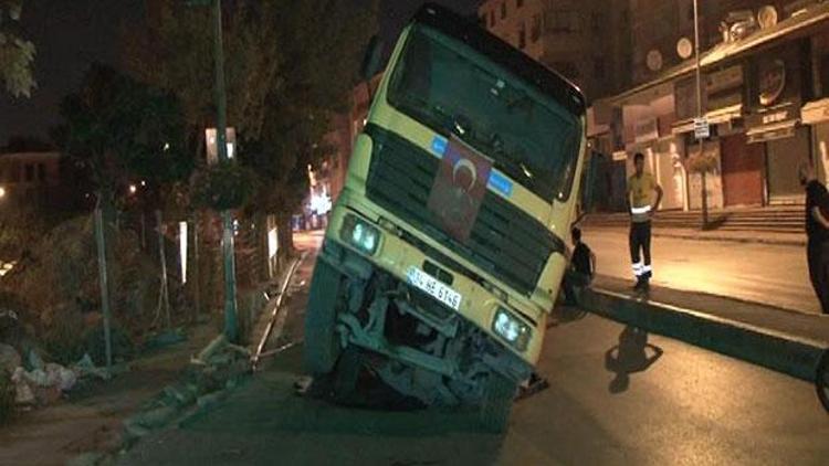 Burası İstanbul... Bir anda yola gömüldü