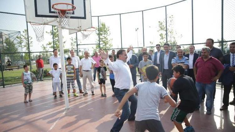 Bakan Osman Aşkın Bak çocuklarla basketbol maçı oynadı