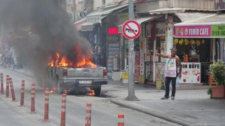 Protesto için adliye önünde kamyonetini yaktı