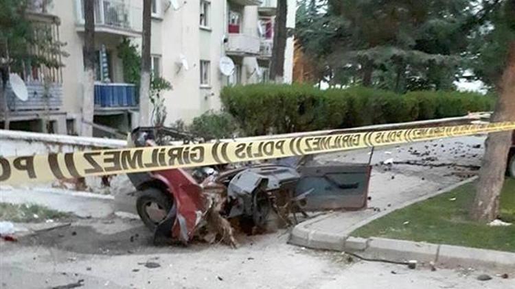 Eskişehir’de ağaca çarpıp ikiye bölünen otomobilde 2 ölü