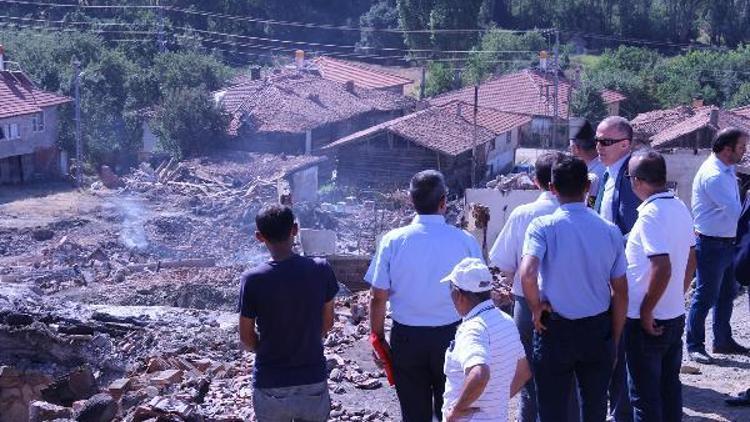 Vali Aktaş, 27 evin yandığı Müsellim Köyünü inceledi