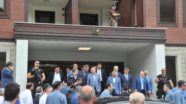 Cumhurbaşkanı Erdoğanın makam aracı önünde izdiham