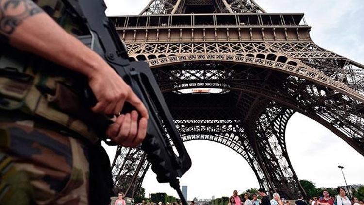 Pariste bıçaklı saldırı paniği