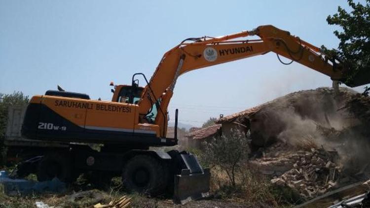 Manisada depremde zarar gören yapılar yıkılıyor