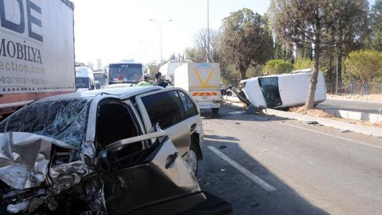 Gaziantepte 2 otomobil çarpıştı: 3 yaralı