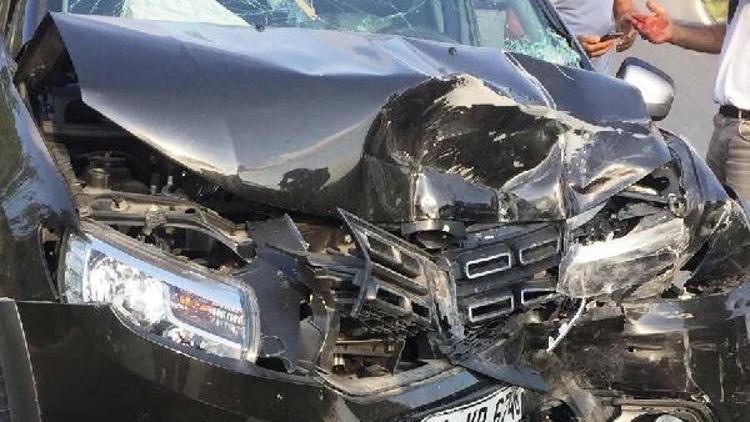 Kamyonet ile otomobil çarpıştı: 2 yaralı