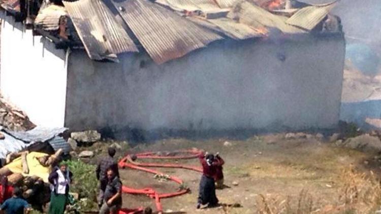 Erzurumda 20 ev ve 10 ahır yandı