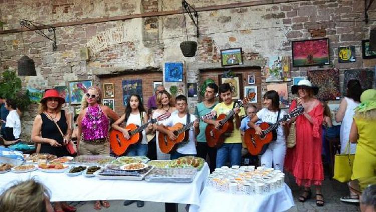 Oğlunun anısına 70 sanatçı dostunun desteğiyle sergi açtı