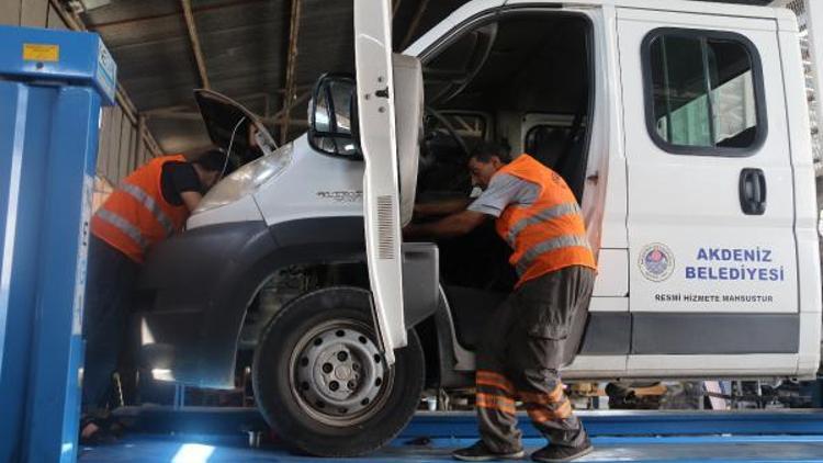 Mersin Akdenizde belediye, araçlarını imkanlarıyla onarıyor