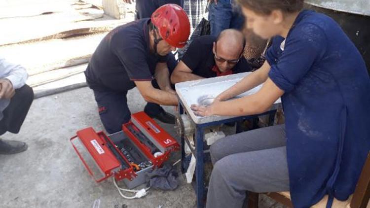 Tarhana çekerken elini kıyma makinesine sıkıştı