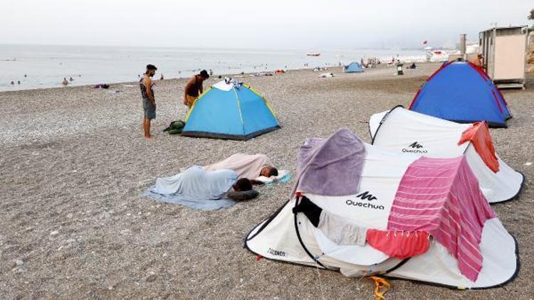 Yüzde 98lik nemden bunalanlar sahilde sabahladı