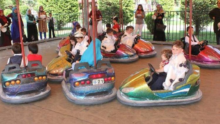 Sünnet olacak çocuklar lunaparkta eğlendi