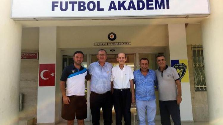 CHPli Sertelden Bucaspor Futbol Akademisine ziyaret