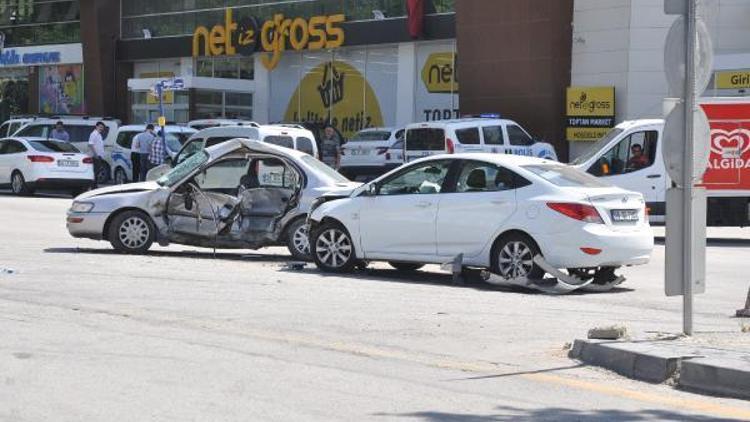 Başkentte iki otomobil çarpıştı: 1 ölü, 3 yaralı