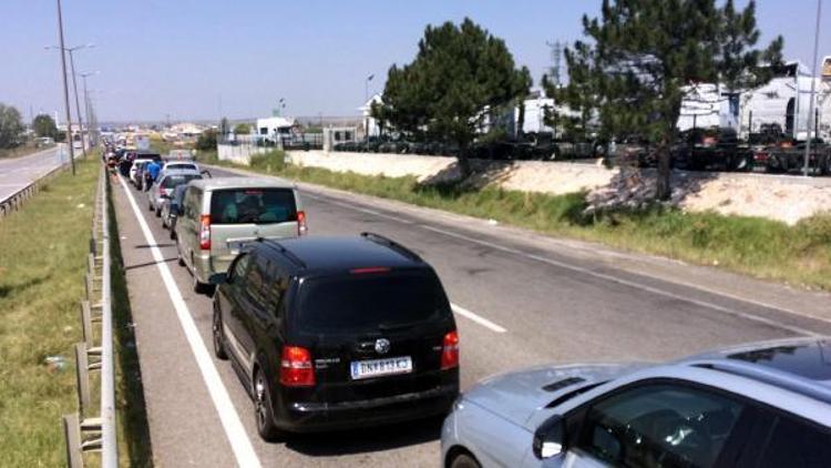 Kapıkulede gurbetçilerin 5 kilometre dönüş kuyruğu