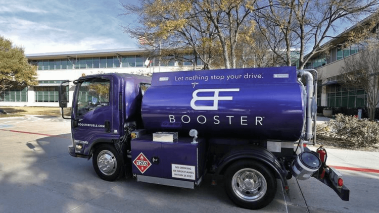 Booster, otoparktaki araçlar için mobil gaz istasyonu hizmeti veriyor