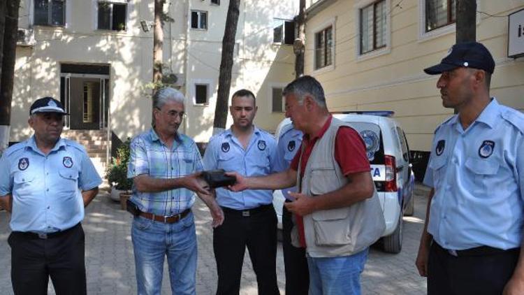 Yolda bulduğu çantanın sahibine sosyal medyadan ulaştı