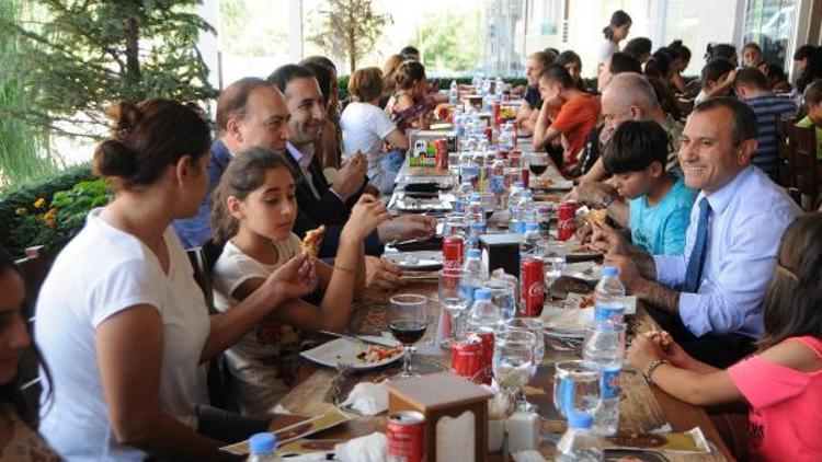 Maddona için yaptığı pizzayı, Tuncelide yoksul çocuklar için pişirdi