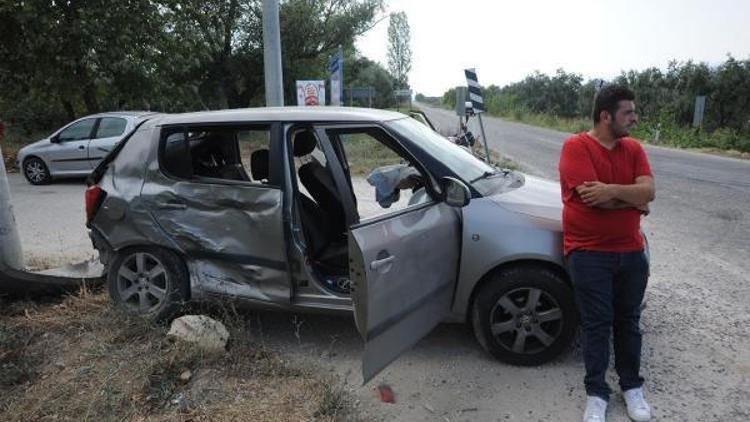 Bursada yolcu minibüsü ile otomobil çarpıştı: 3 yaralı