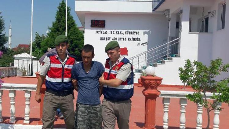 Jandarma, otomobil hırsızını aracın lastiklerine ateş açarak yakaladı