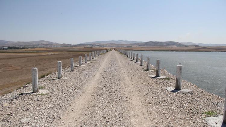 Sel kapanı tarlaları yuttu