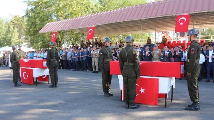 Şehit uğurlama töreninde yürek burkan soru: Anne, benim babam hangisi