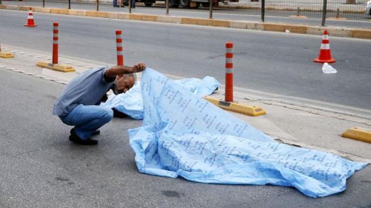 Camiden çıkıp yoldan geçerken otomobil altında öldüler