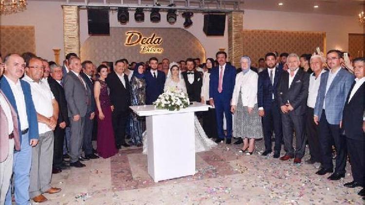 AK Partilileri buluşturan düğün