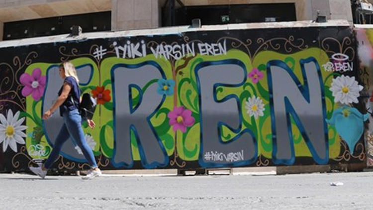 İstiklal Caddesinde İyi ki varsın Eren grafitisi