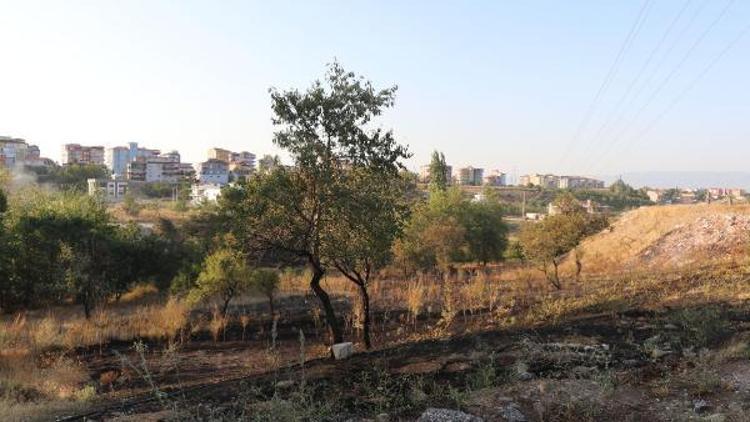 Akaryakıt istasyonuna yaklaşan yangın korkuttu