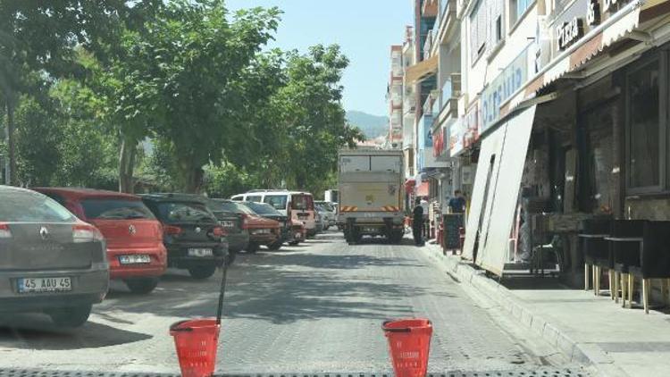 Market arabasıyla yolu kapattılar