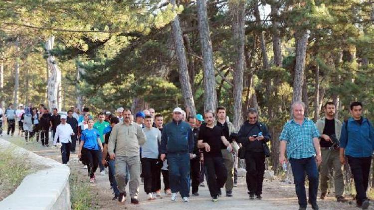 Yozgatta Vali Yurtnaç ile kamu personelinin doğa yürüyüşü