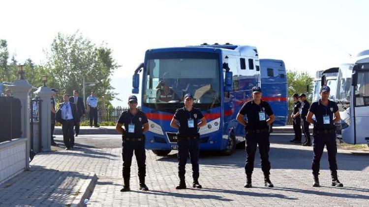 Suikast davası sanığı kurmay albay, protesto edilmekten rahatsız olmuş