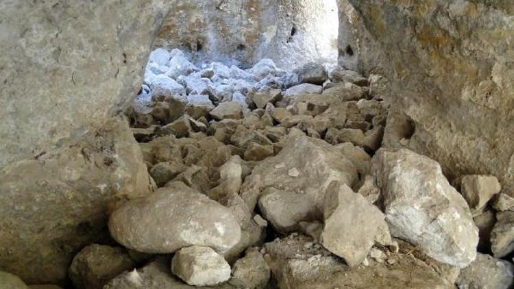 Antik kent Hasankeyf’te riskli kayalar yıkılıyor