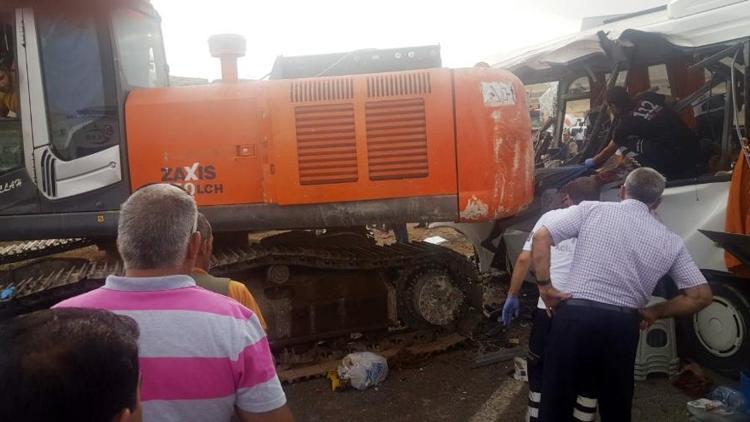 Korkunç kaza: Vinç minibüsün üzerine düştü, 7 ölü