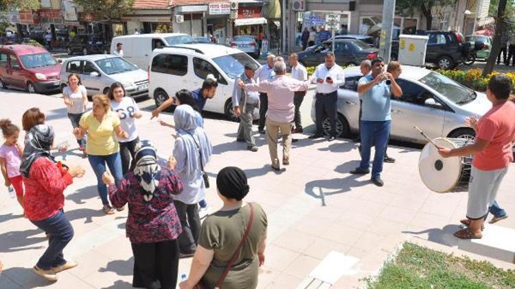 Tekvando Türkiye şampiyonu Feyzanura davul-zurnalı karşılama