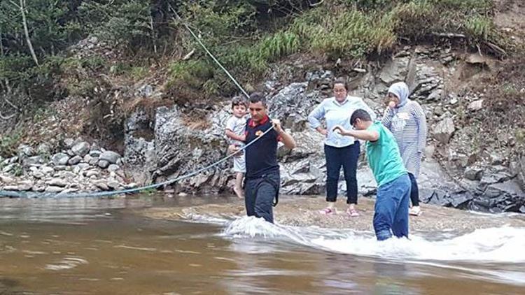 Barajın kapakları açıldı, 17 kişi mahsur kaldı