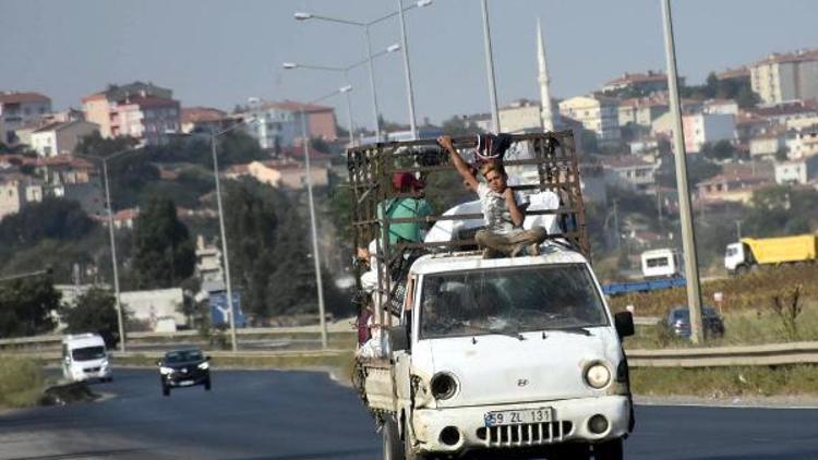 Kamyonet üzerinde tehlikeli yolculuk