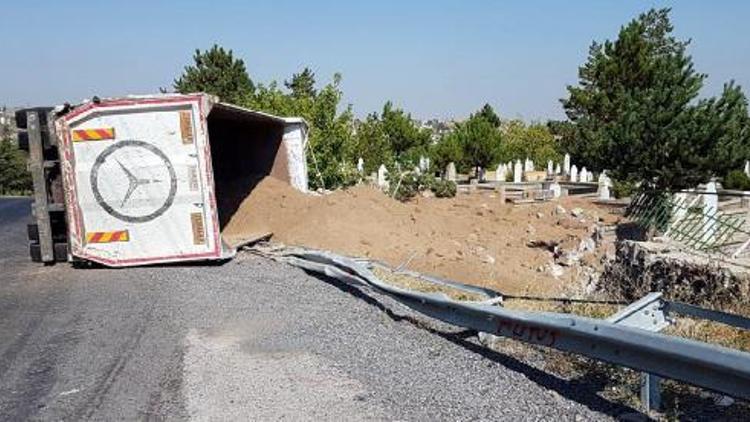 Kum yüklü kamyon mezarlığa devrildi: 2 yaralı