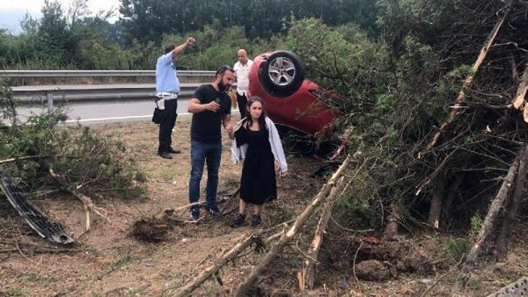 TEMde otomobil yoldan çıkıp takla attı: 2 yaralı