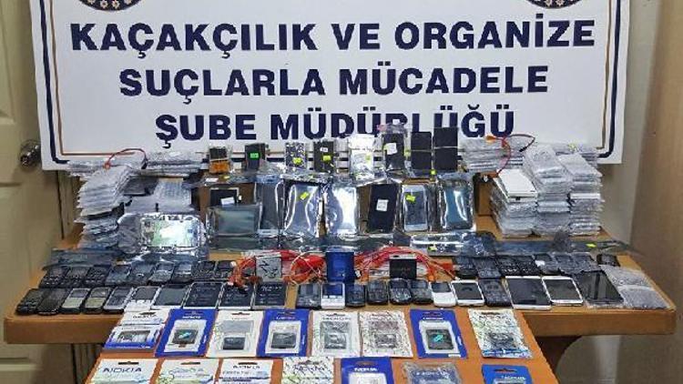 Polisten kaçak telefon operasyonu