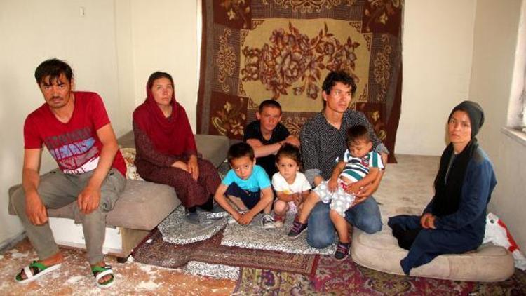 Sokakta yaşayan 9 kişilik Afgan aileye esnaf destek oldu