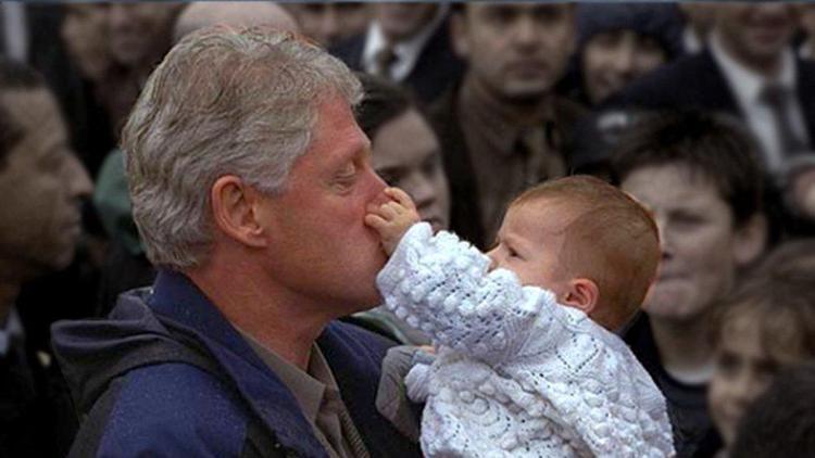 Clintonın burnunu sıkan Erkan bebek büyüdü şimdi 18 yaşında