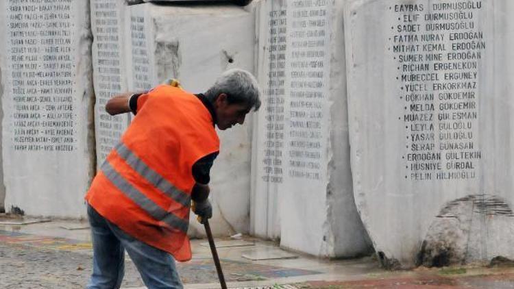 Deprem anıtındaki kirliliğe başkan isyan etti