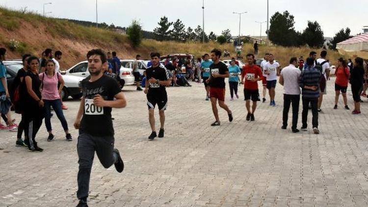 400 öğrenci, 4 saniyenin altında koşabilmek için yarıştı