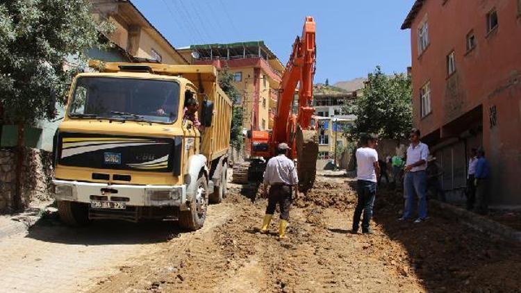 Şemdinli Belediyesi sıcak asfalt çalışmalarına başladı