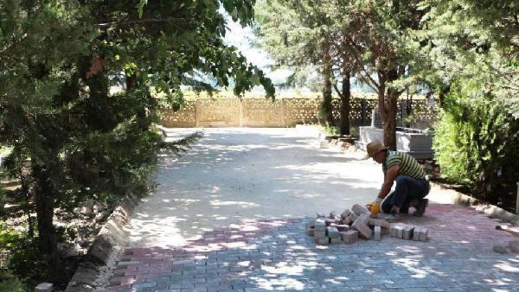 Pınarhisar mezarlığına kilit parke taş döşeniyor