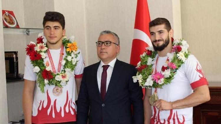 Başarılı sporculara Vali Şimşek’ten altın